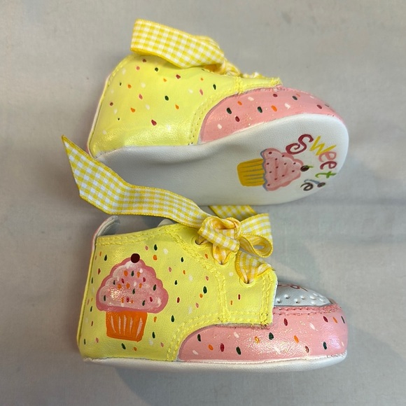 Le Tootsies - NWOT - Yellow and Pink Baby Walker Shoes with Bow - Picture 2 of 5